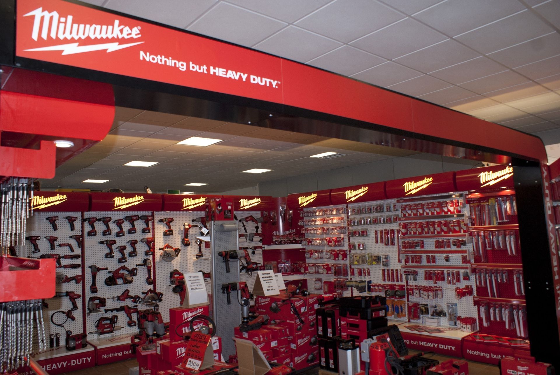 Un'esposizione di utensili Milwaukee in un negozio