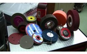 Un mucchio di diversi tipi di mole sono appoggiate su un tavolo.