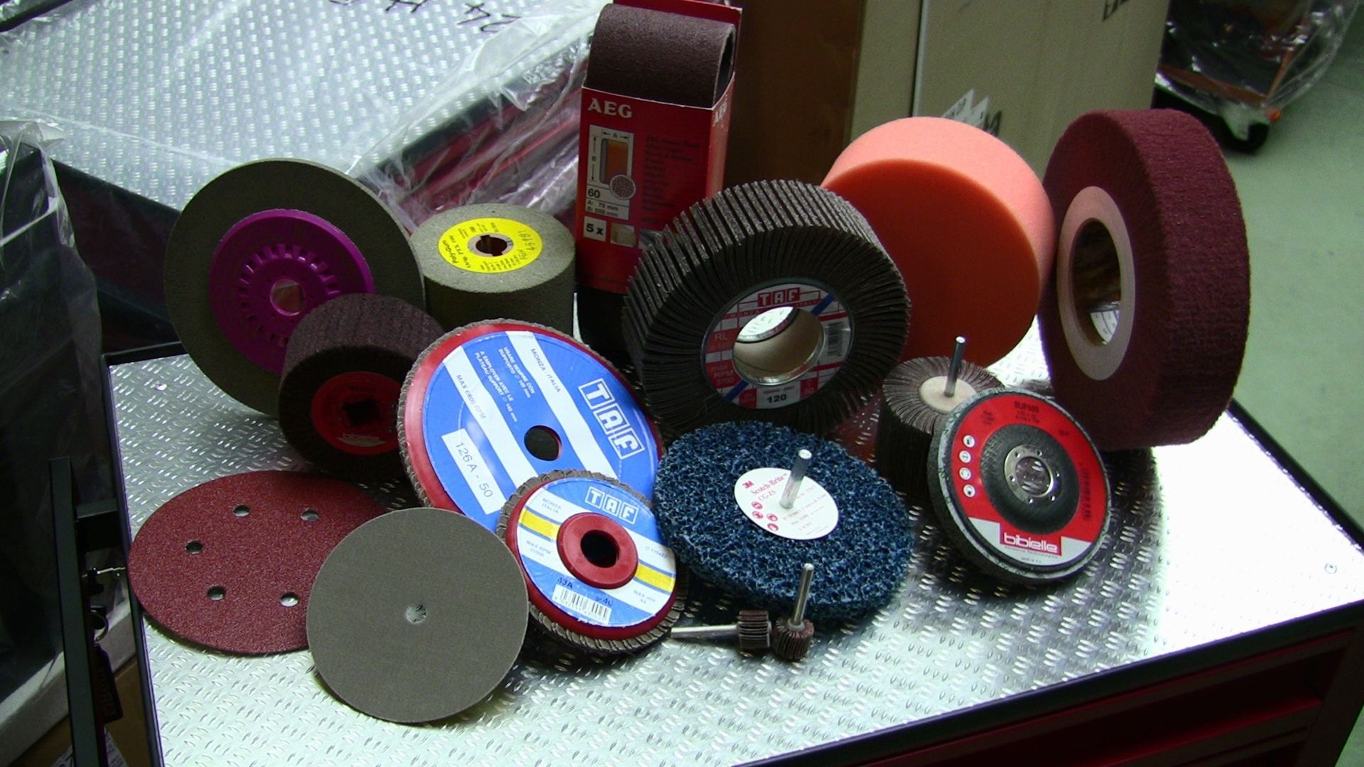 Un mucchio di diversi tipi di ruote lucidanti su un tavolo