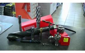 Un mucchio di punte da trapano sono appoggiate su un tavolo in un negozio.