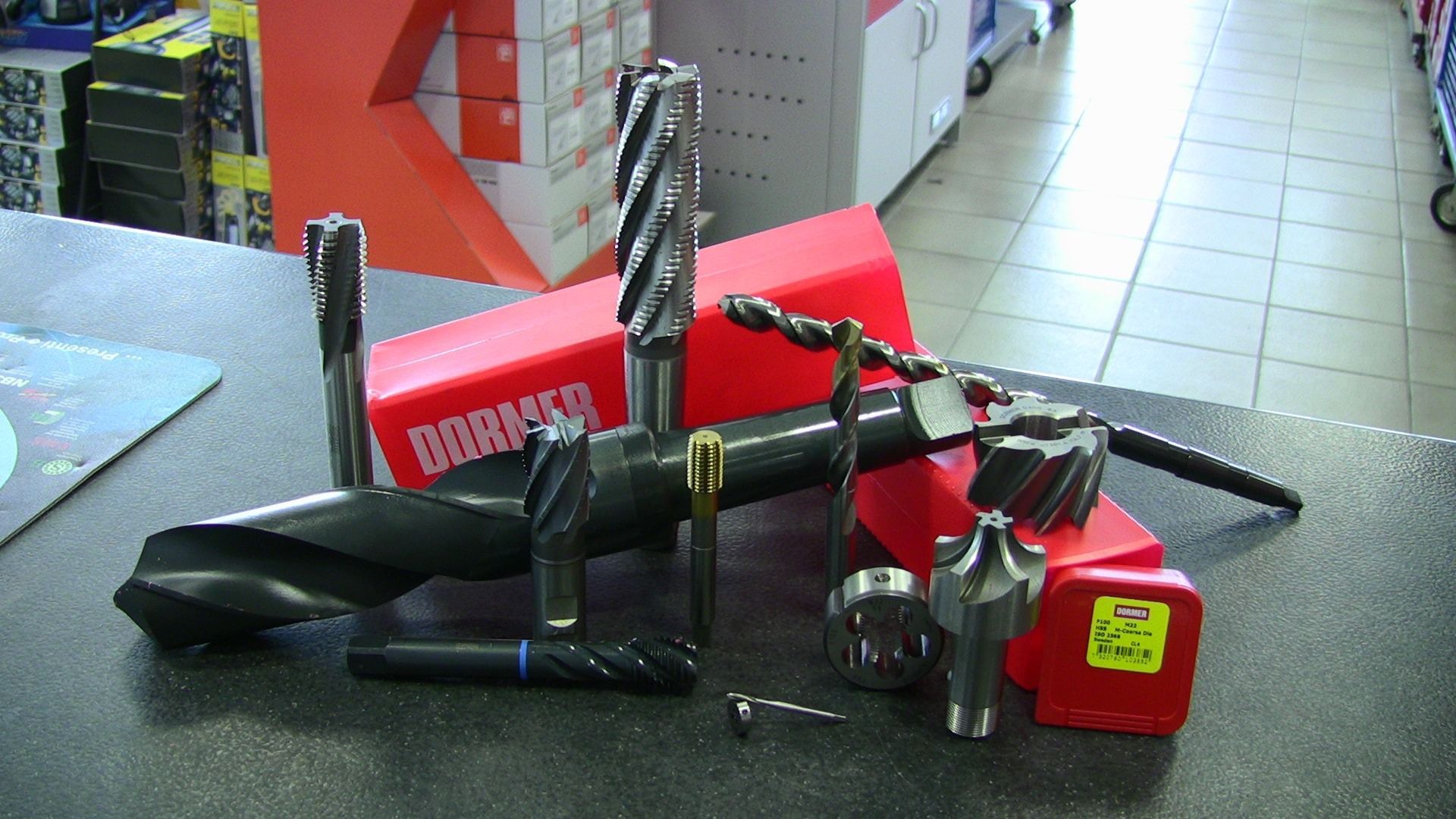 Un mucchio di punte da trapano sono appoggiate su un tavolo