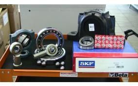 Ci sono molti tipi diversi di cuscinetti sul tavolo.