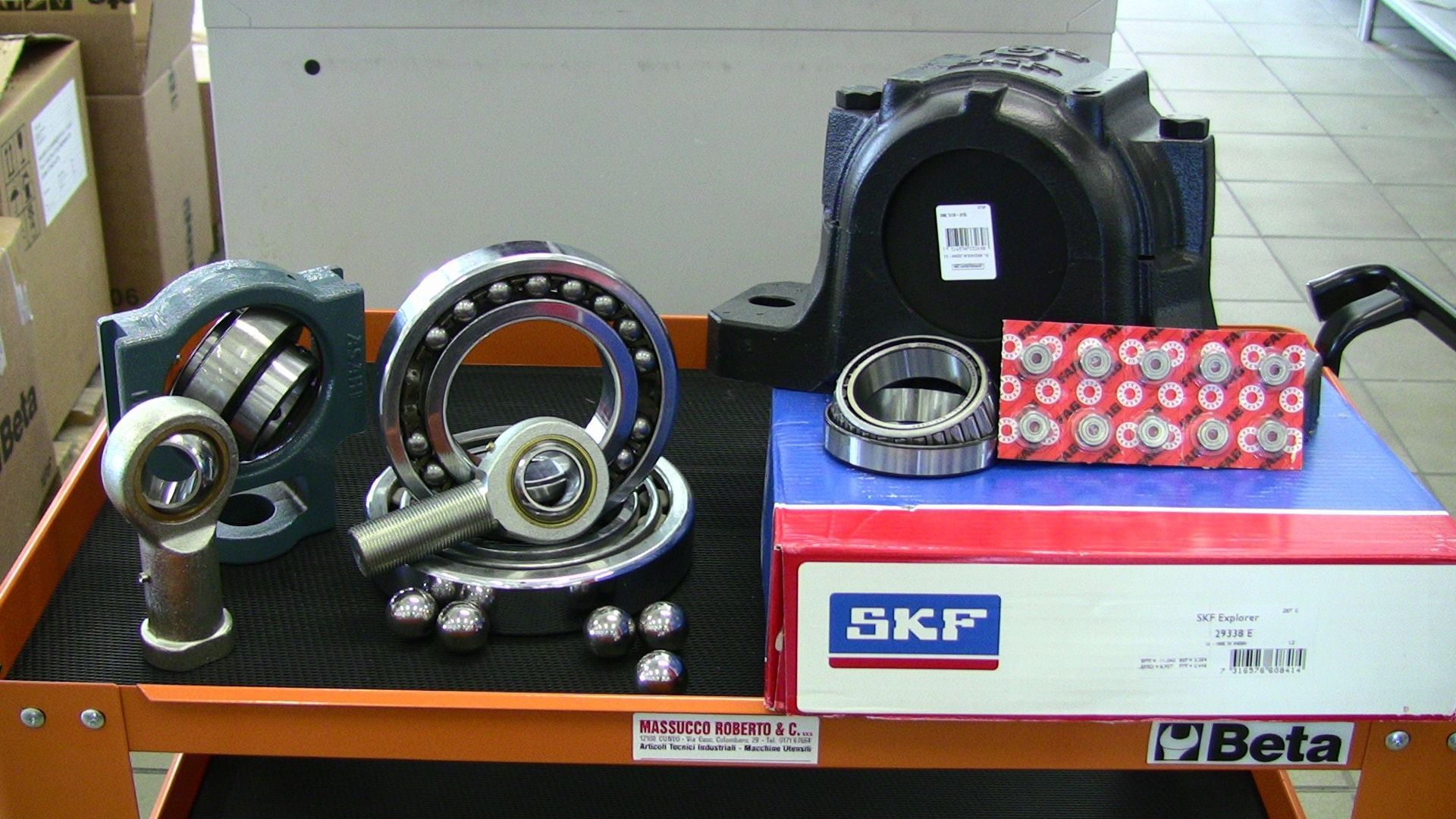 Un mucchio di cuscinetti SKF sono su un carrello