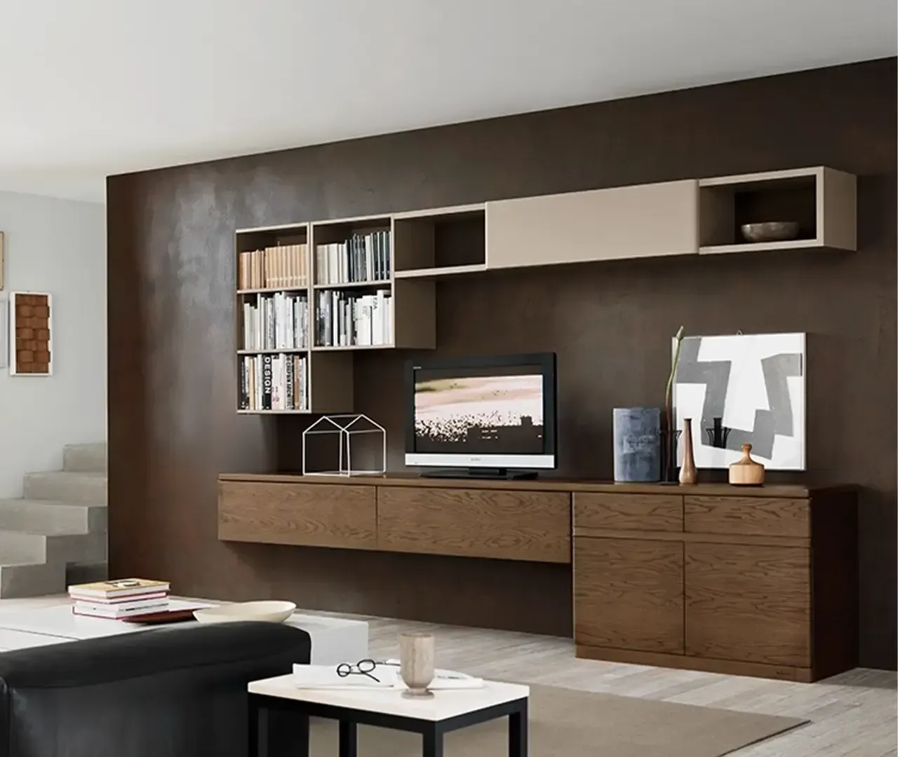 Un soggiorno con un divano e una televisione