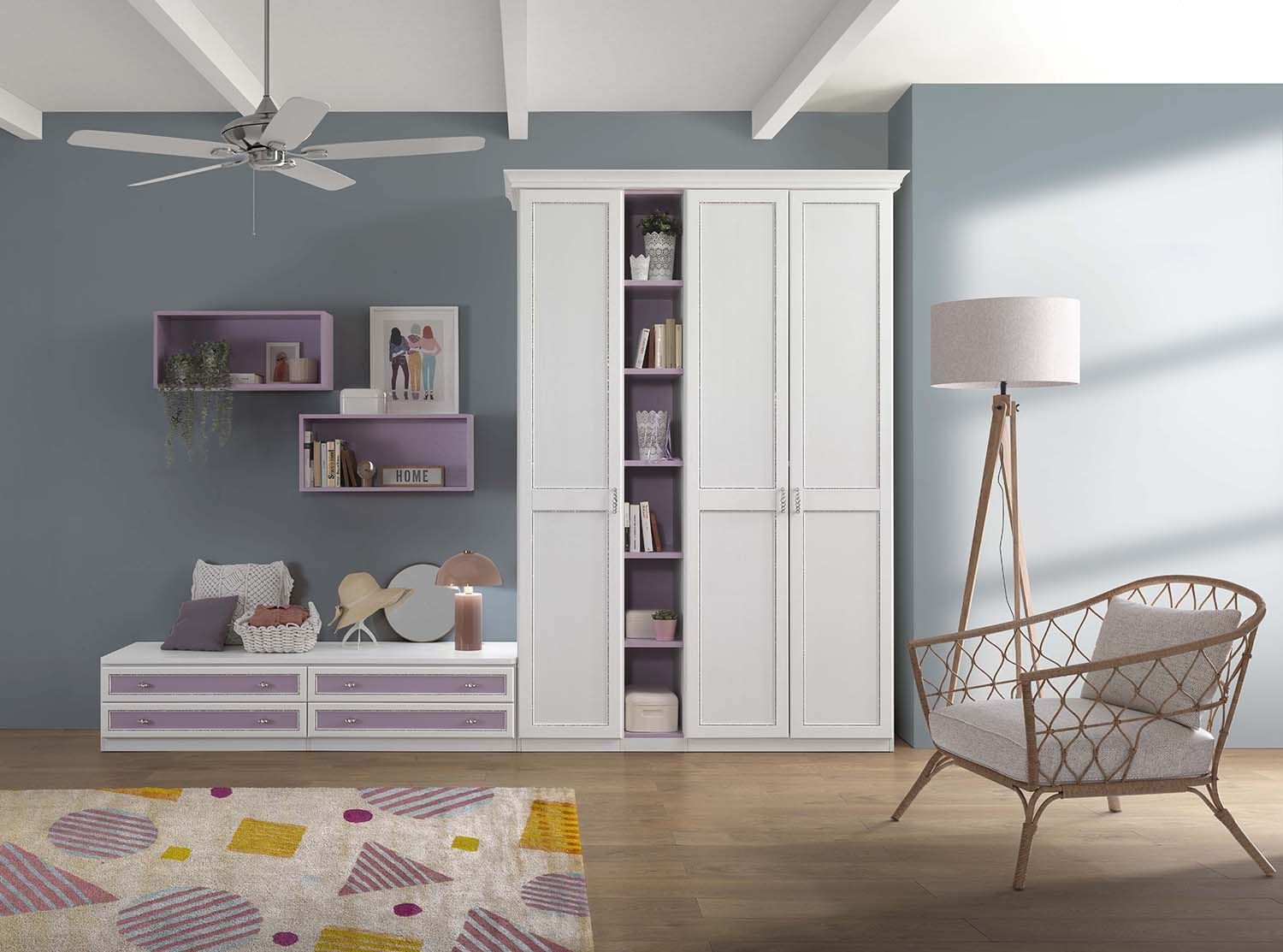 Un soggiorno con un armadio, una sedia, una lampada e un tappeto.