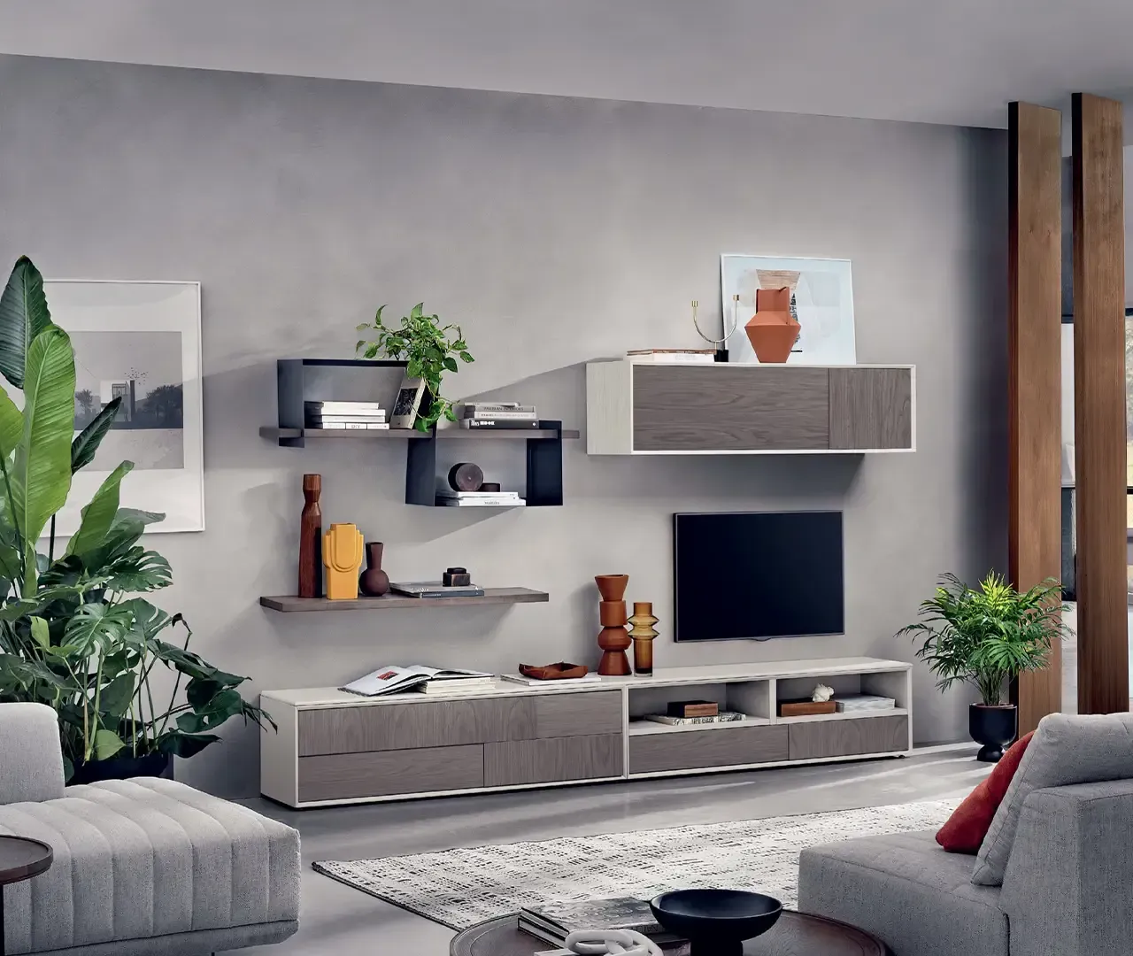 Un soggiorno pieno di mobili e una TV a schermo piatto