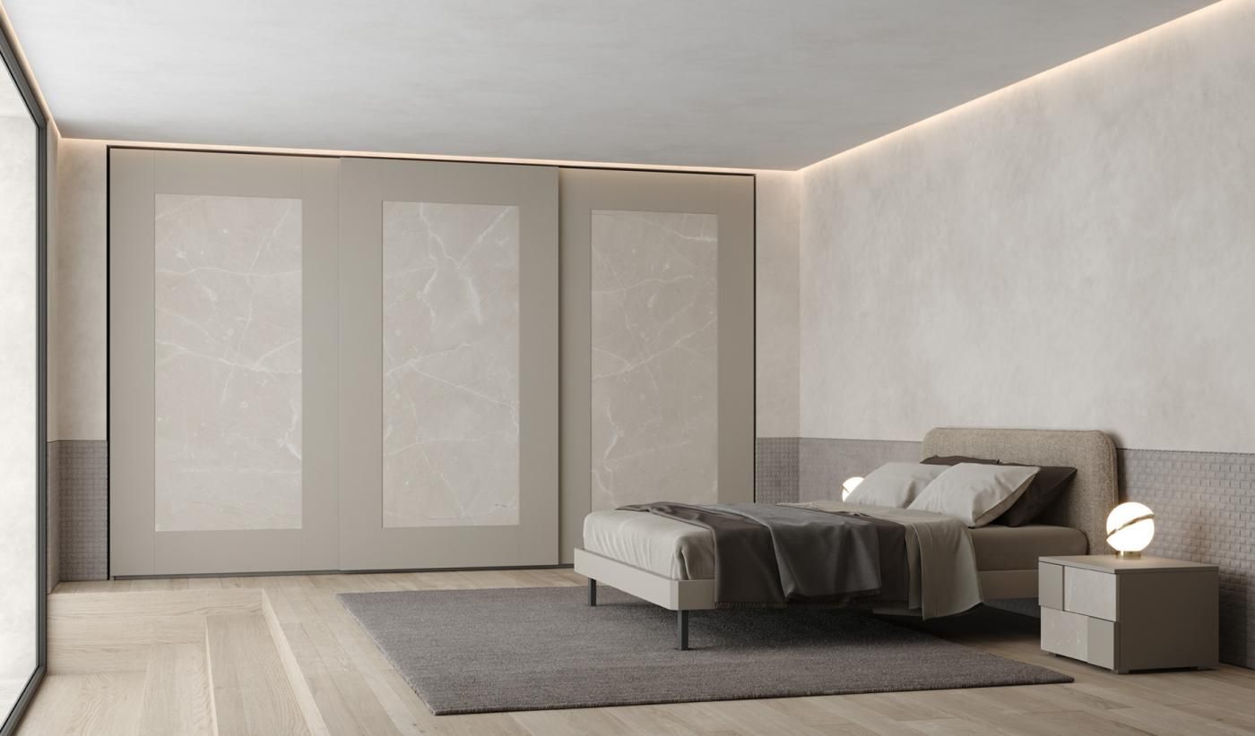 Una camera da letto con un letto, comodini e una grande finestra.