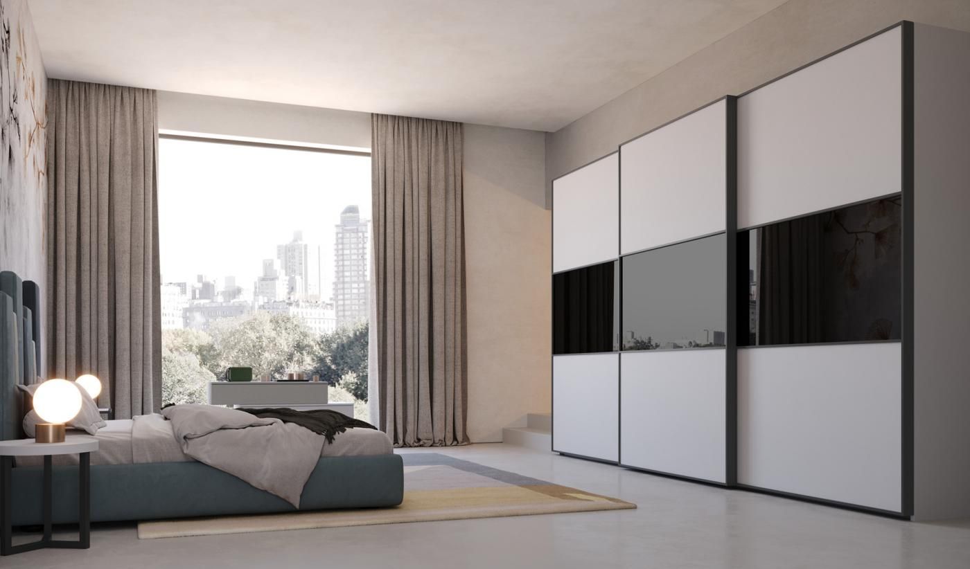 Una camera da letto con un letto e un grande armadio con ante scorrevoli.