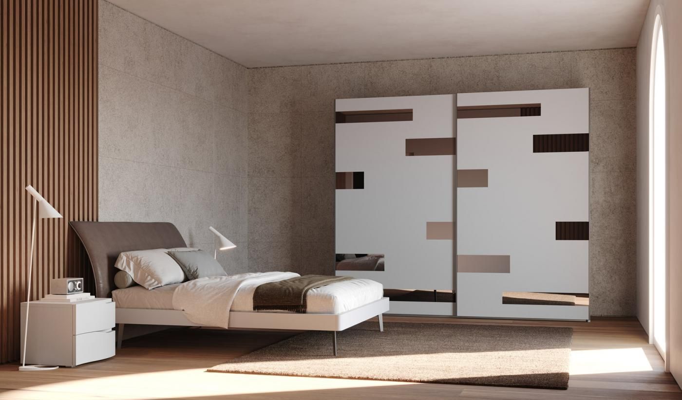 Una camera da letto con un letto, un comodino e un armadio