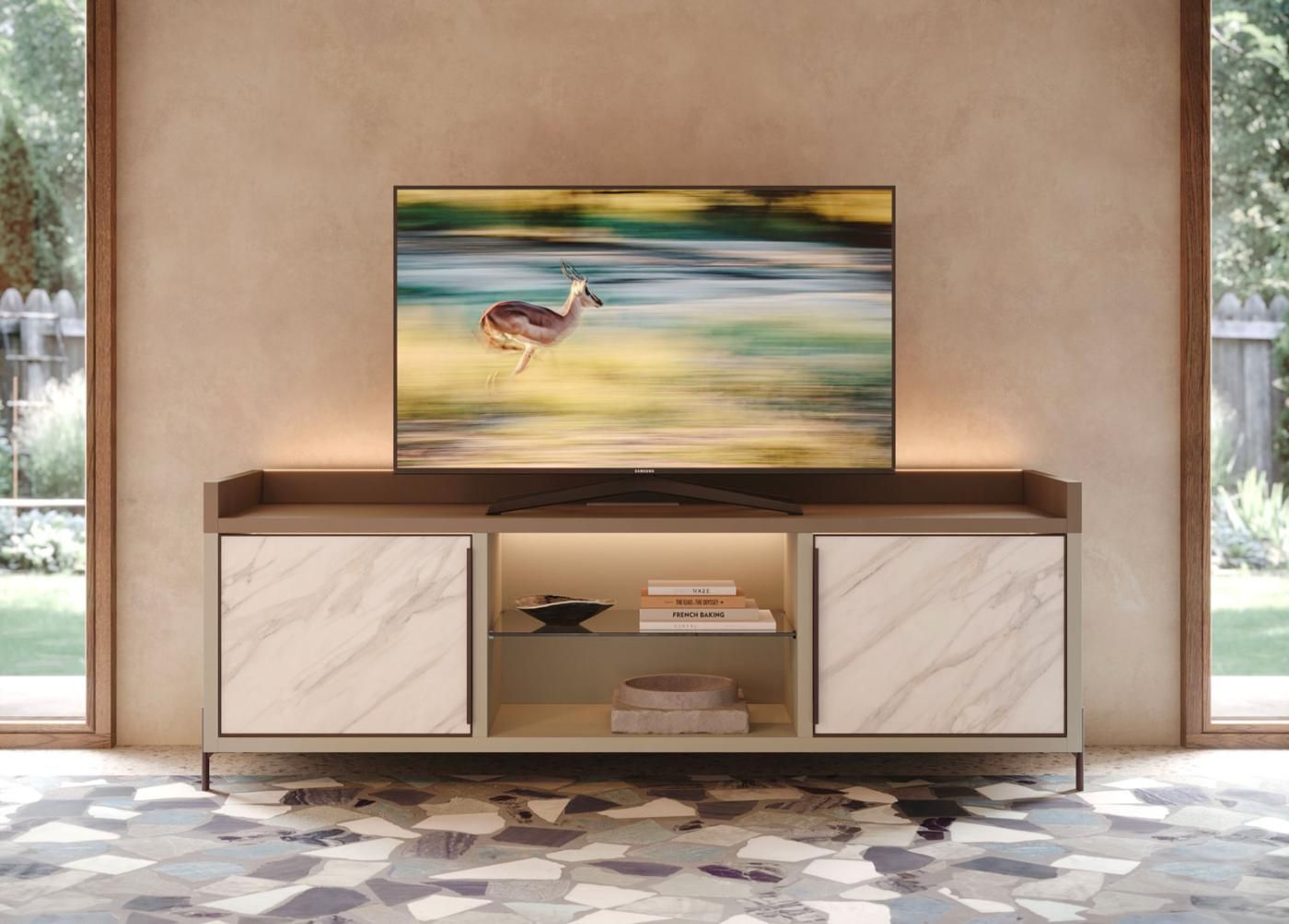 In un soggiorno c'è un televisore appoggiato su un mobile porta TV in legno.