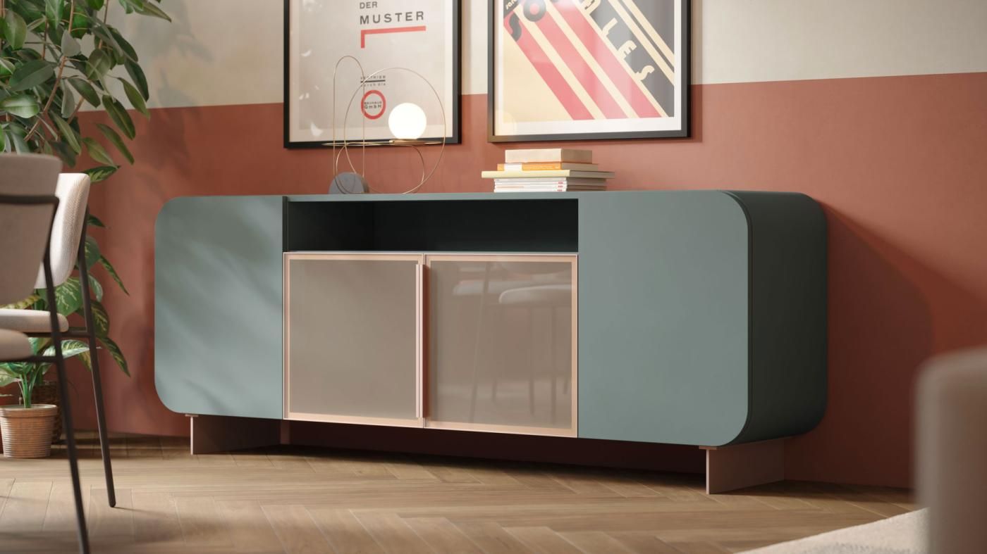 Un soggiorno con una credenza blu e due quadri alla parete.