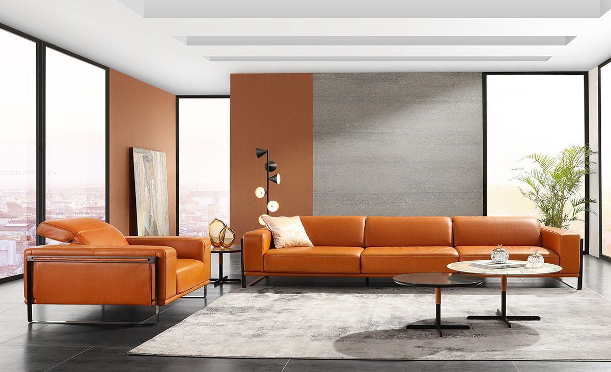 Un soggiorno con divano, sedia e tavolino.