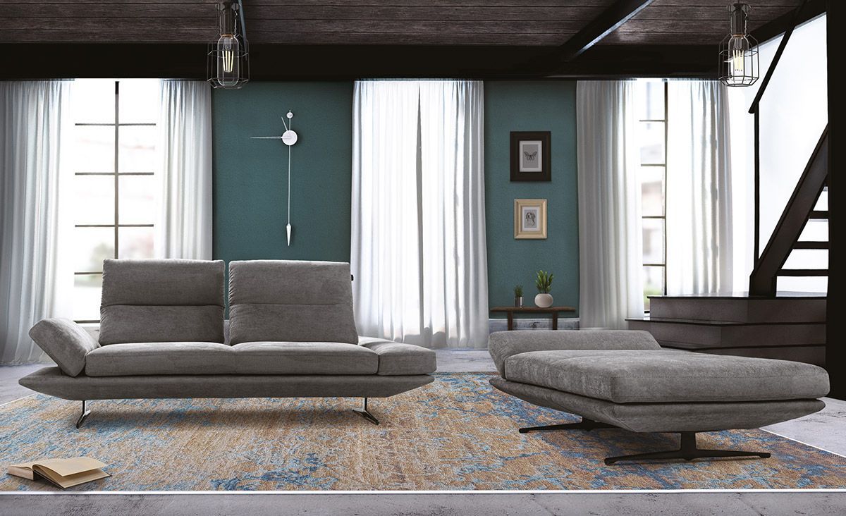 Un soggiorno con divano, poltrona e pouf