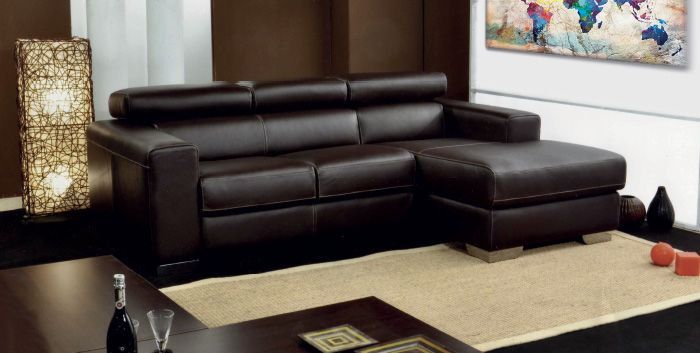 Un soggiorno con un divano componibile in pelle marrone