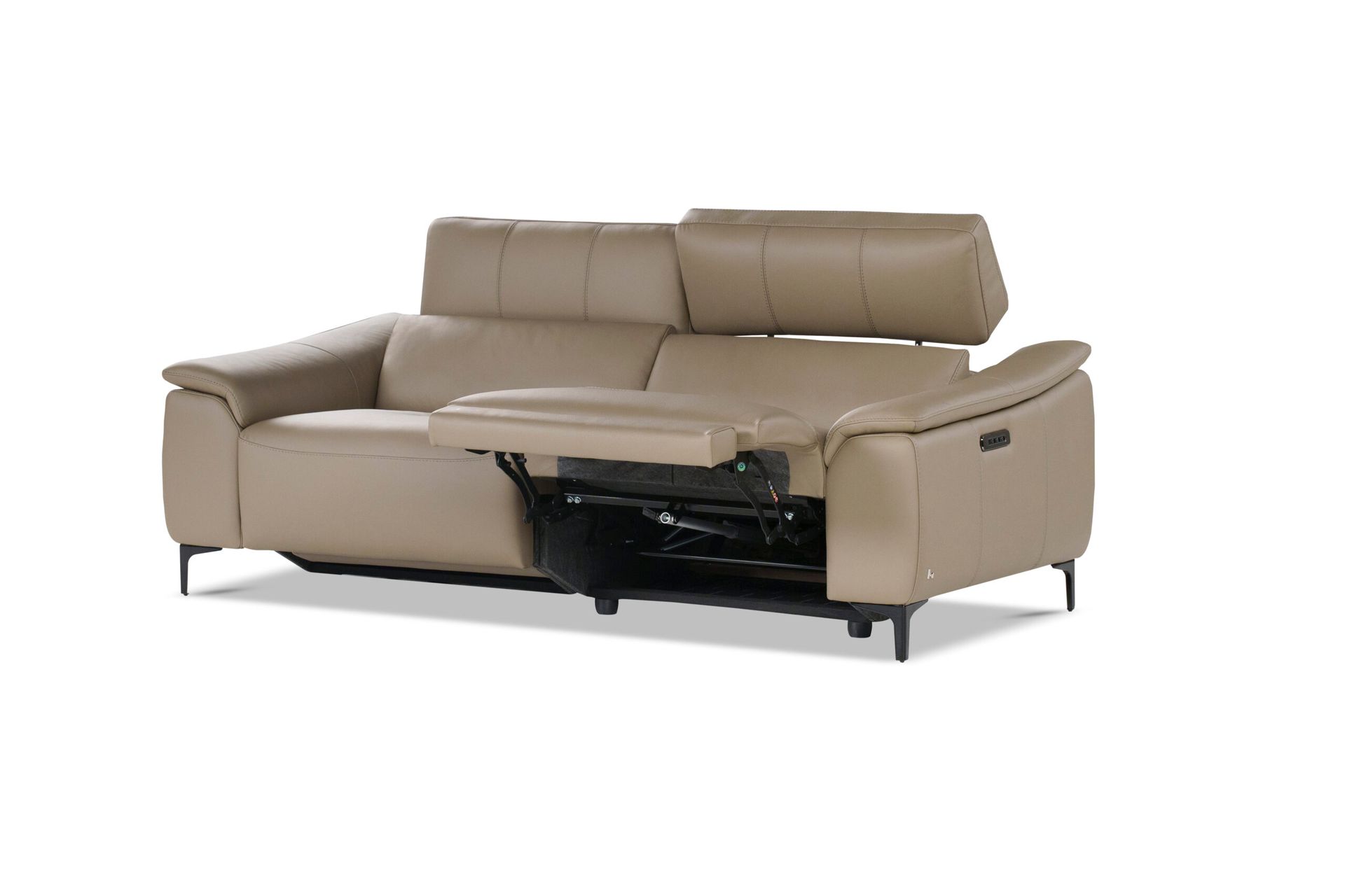 Un divano reclinabile in pelle beige con i braccioli appoggiati su uno sfondo bianco.