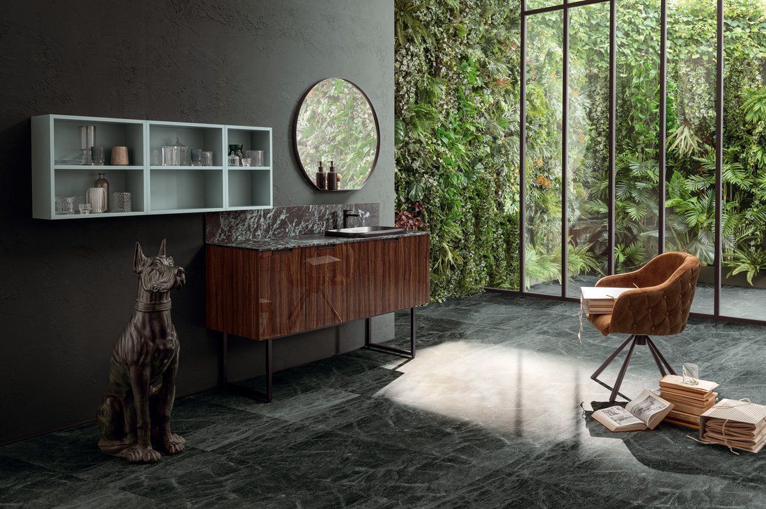 Un bagno con lavandino, specchio e sedia.