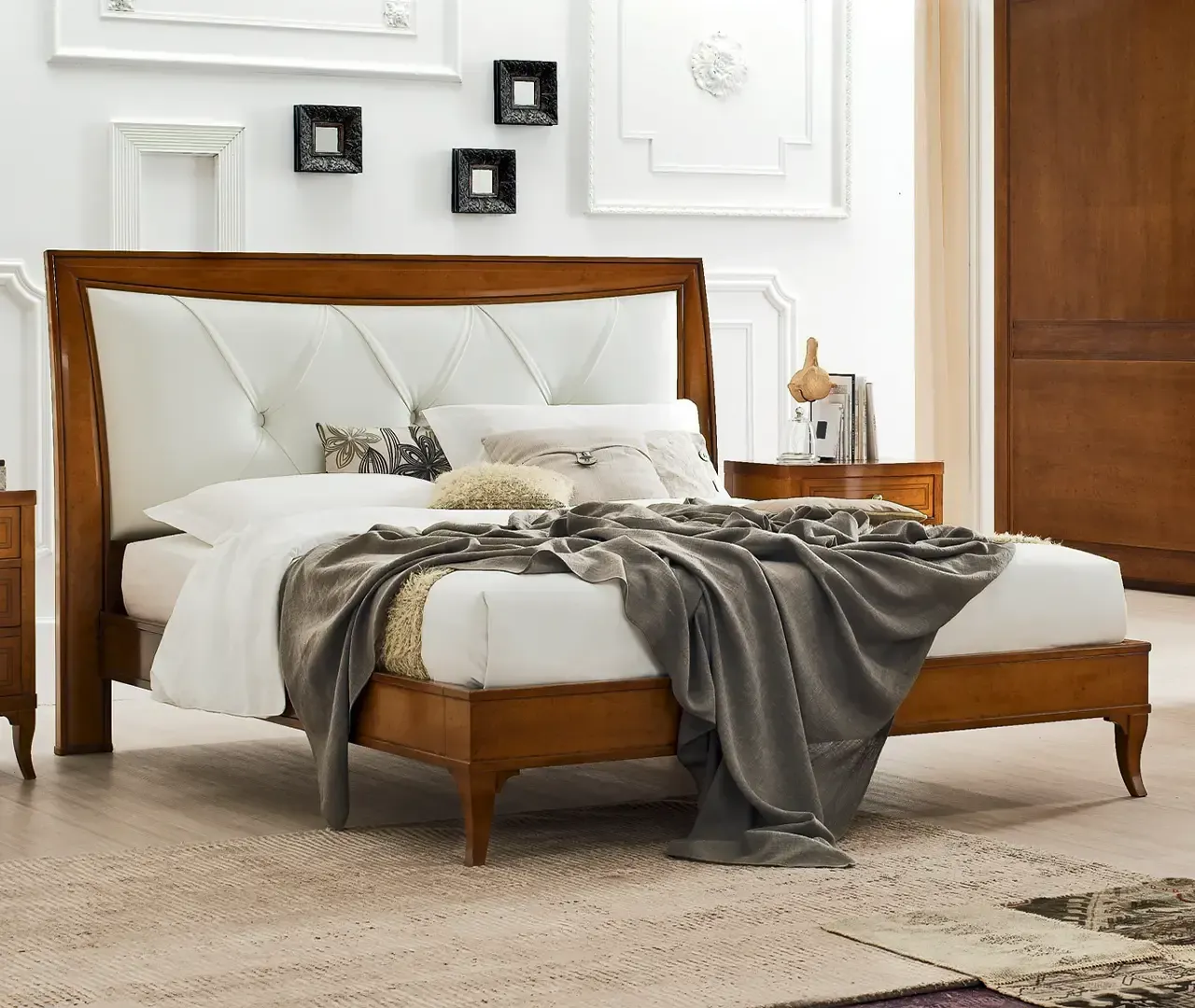 Un letto con una coperta sopra in una camera da letto