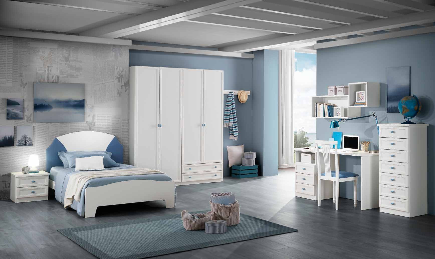 Una camera da letto con un letto, un armadio, una scrivania, un comodino e un tappeto.