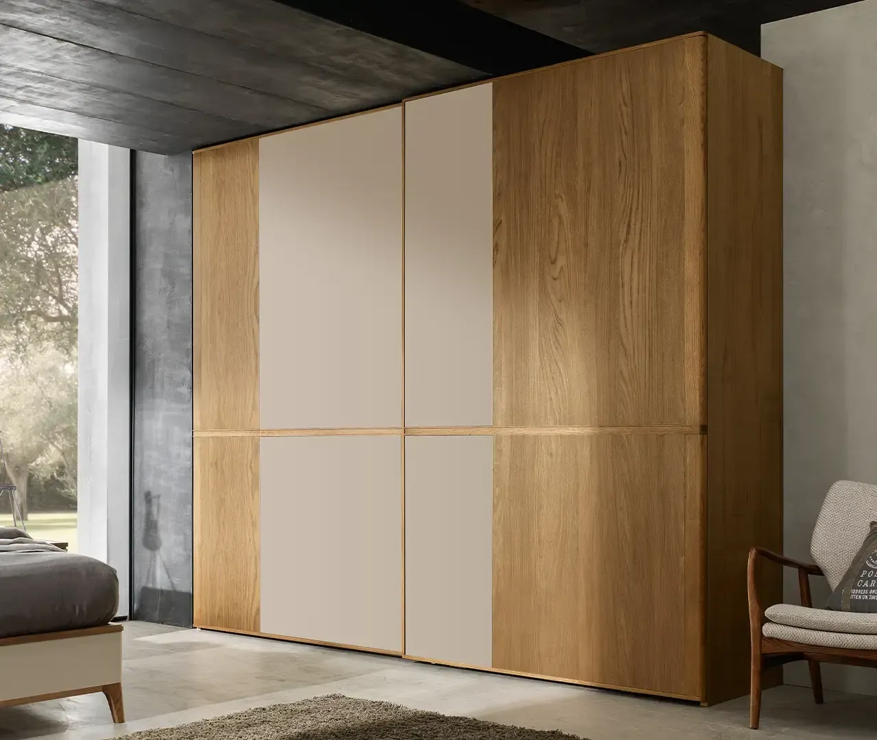 Una camera da letto con un grande armadio di legno e una sedia.