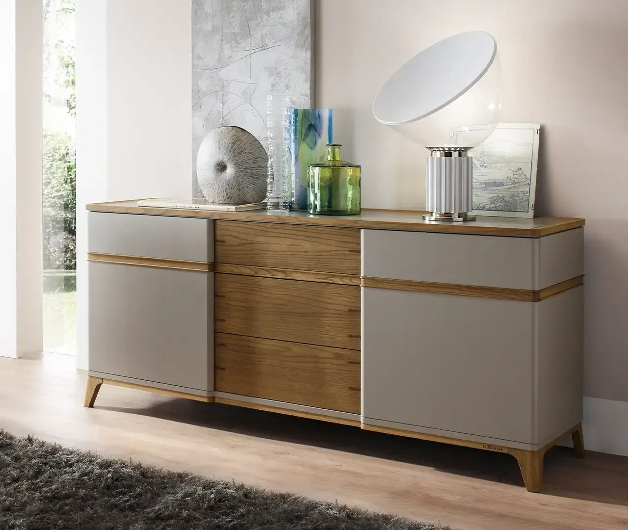 Una cassettiera con una lampada sopra in un soggiorno