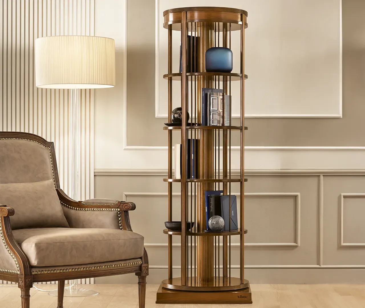 Un soggiorno con una sedia e una libreria