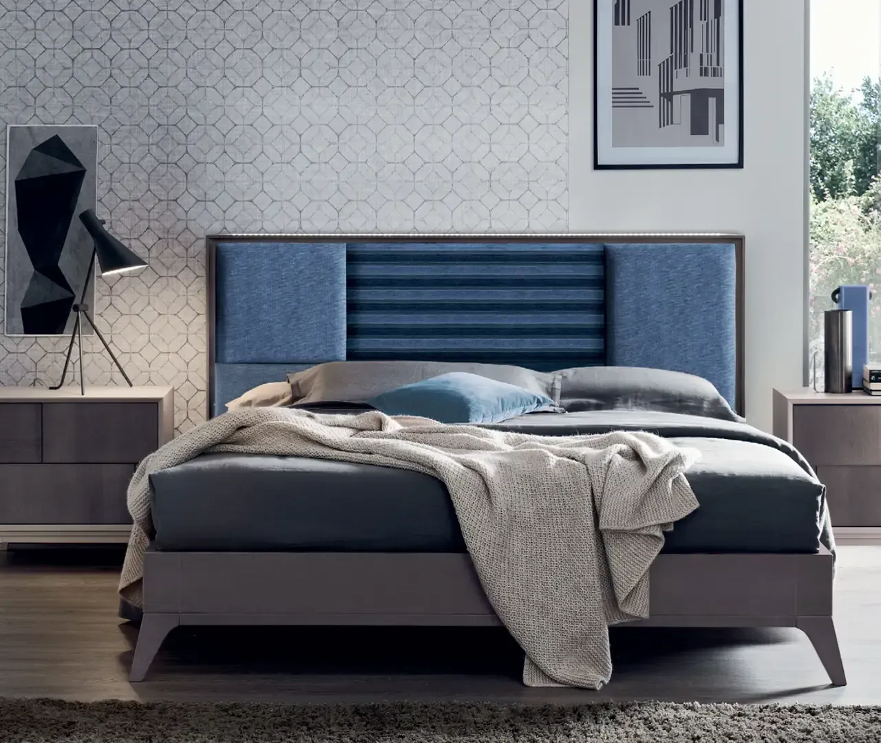 Una camera da letto con un letto con testiera blu