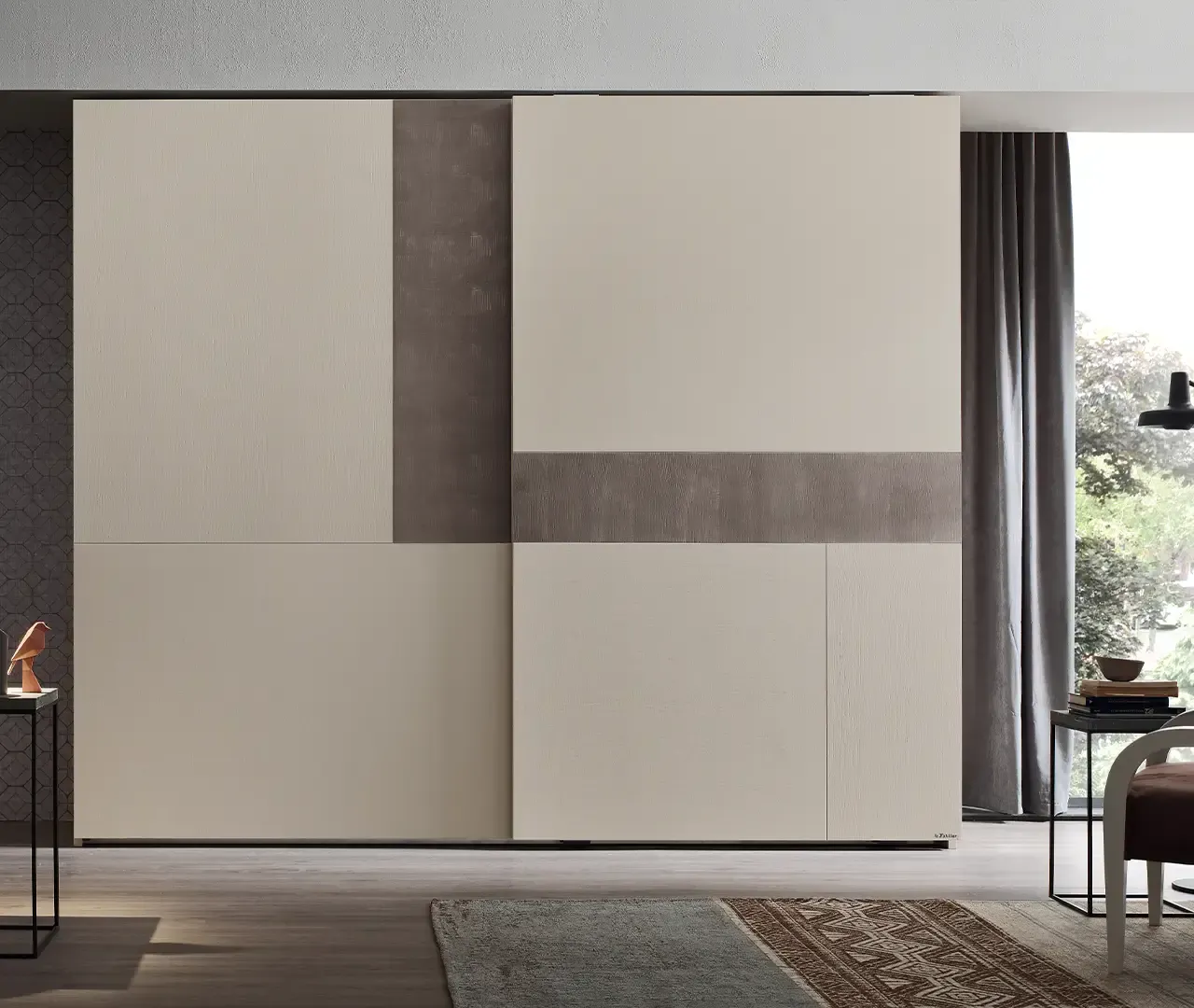 Un grande armadio bianco con ante scorrevoli in un soggiorno