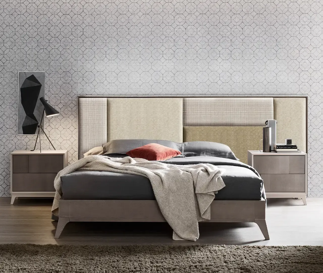 Una camera da letto con un letto e due comodini