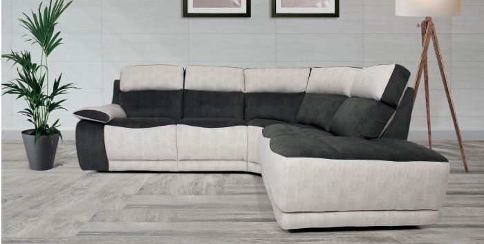 Un divano componibile bianco e nero in un soggiorno