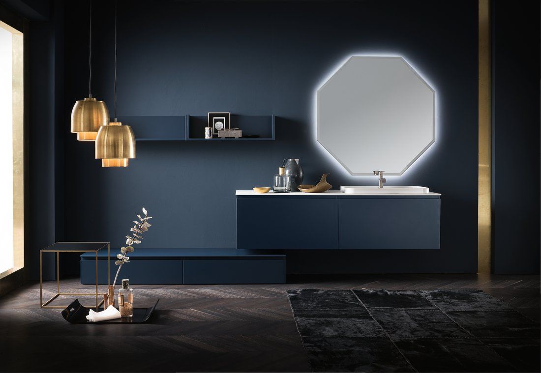 Un bagno con mobili blu e un grande specchio