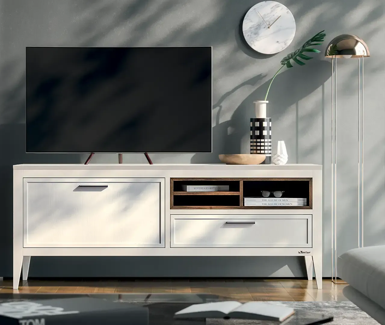 Un soggiorno con una TV e un orologio a parete