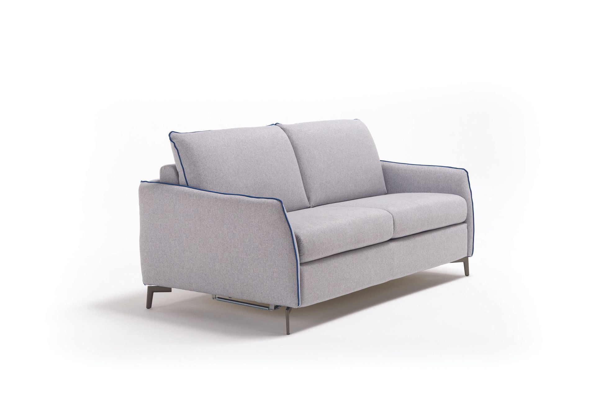 Un divano grigio è appoggiato su una superficie bianca.
