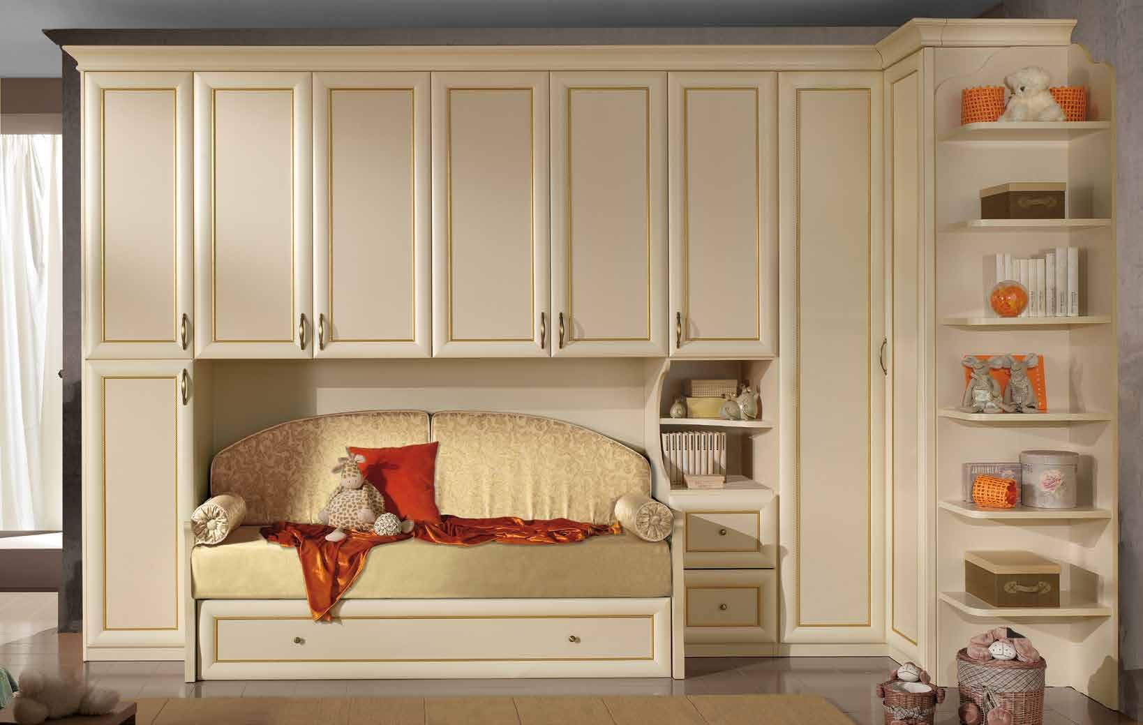 Una camera da letto con un divano e molti armadi