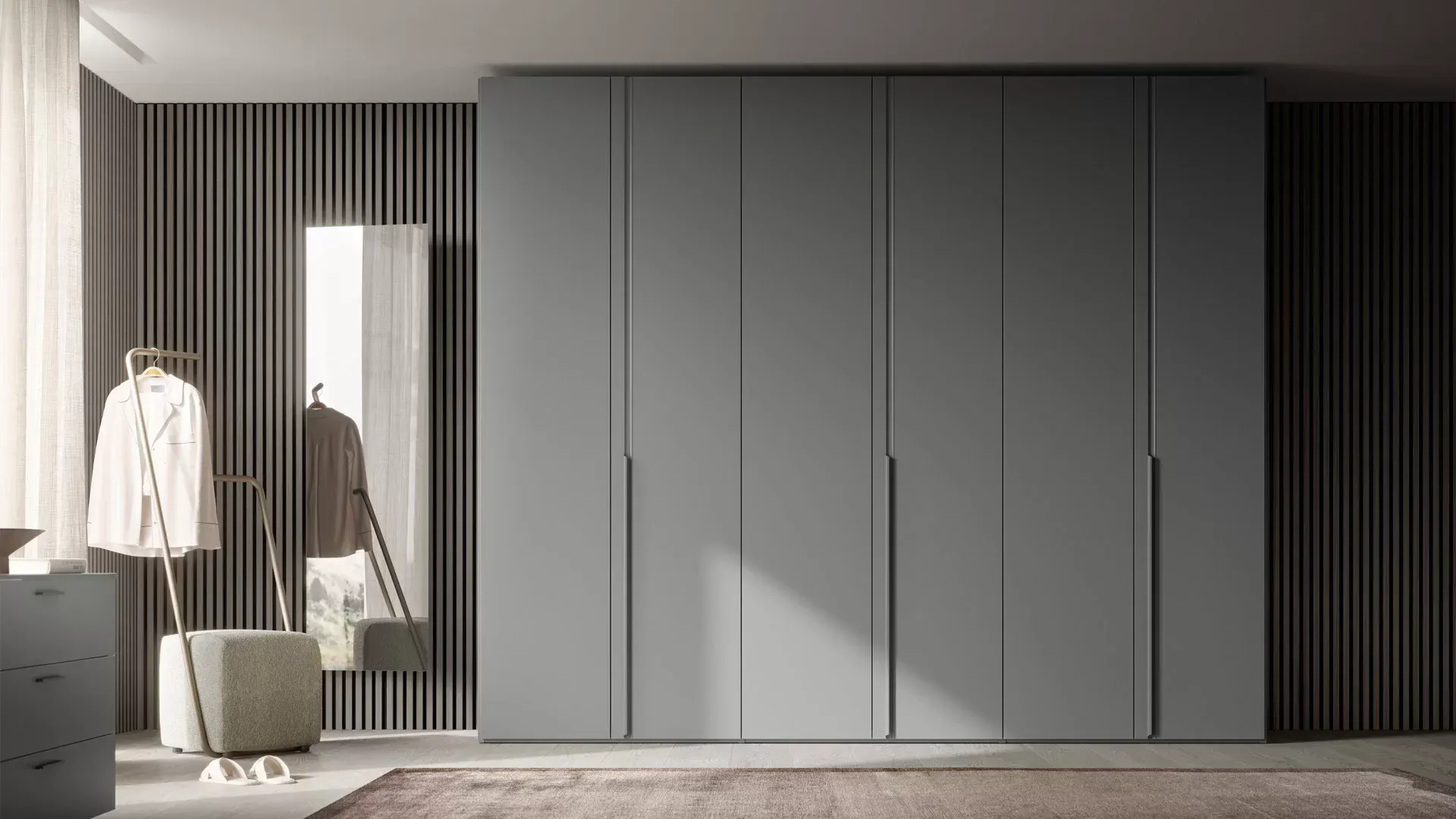 Una camera da letto con un grande armadio e uno specchio.