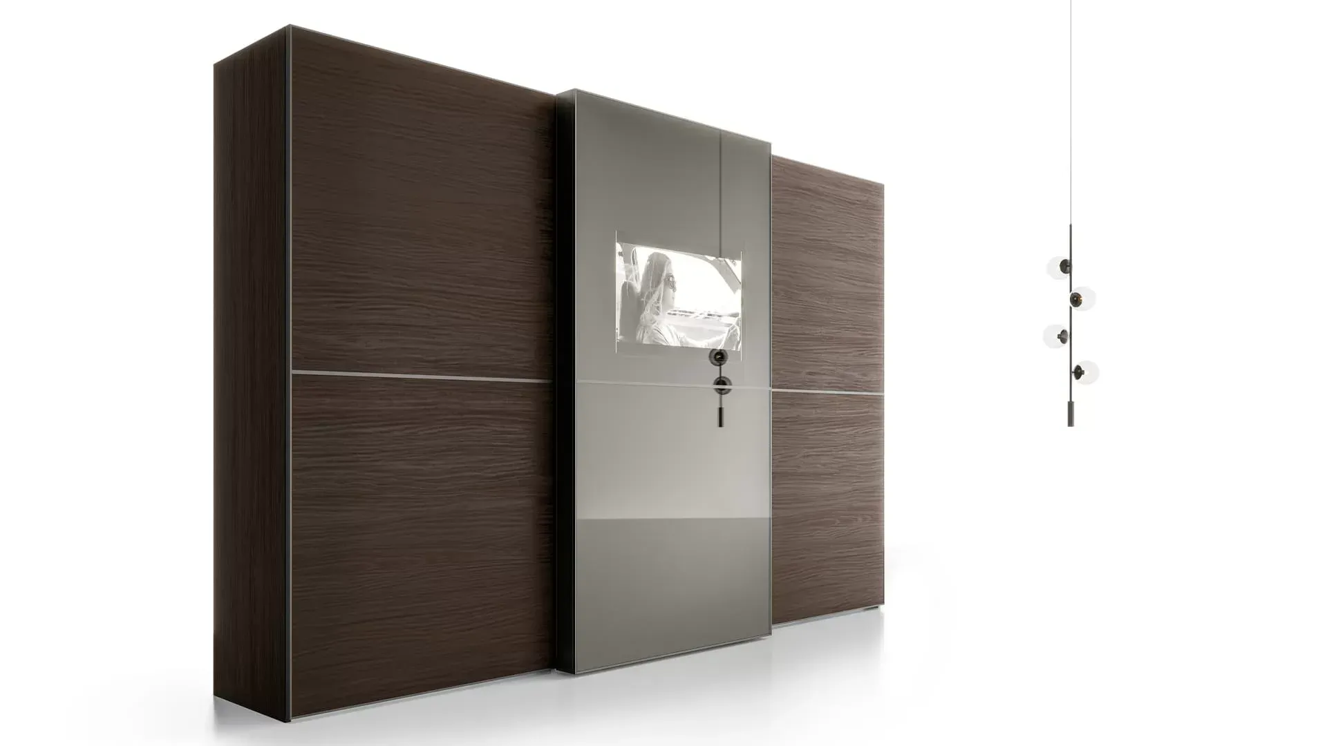 Un armadio con ante scorrevoli e una TV a parete