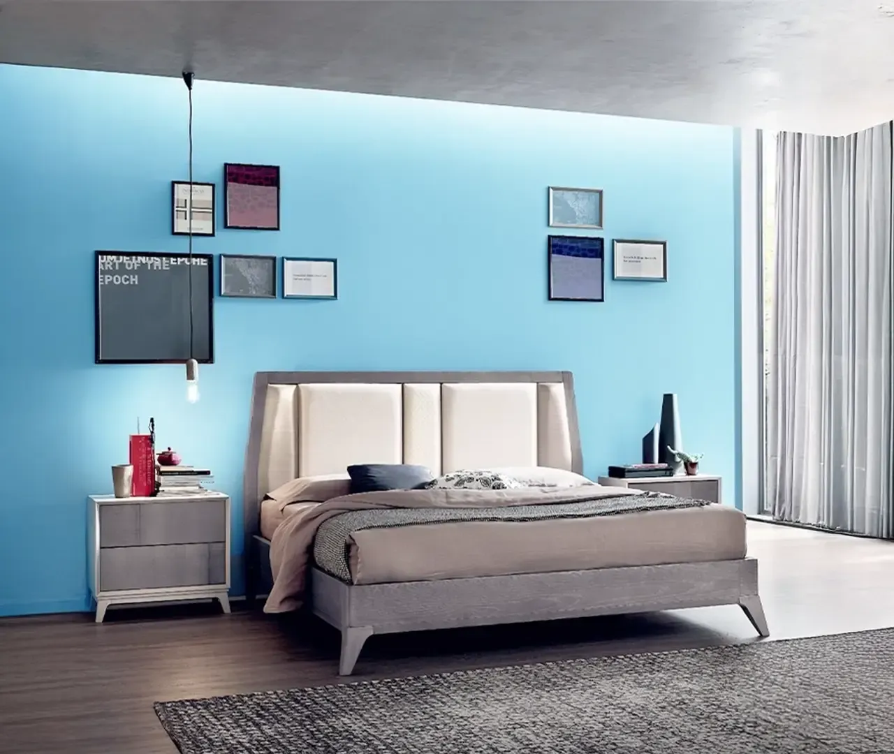 Una camera da letto con pareti blu e un letto