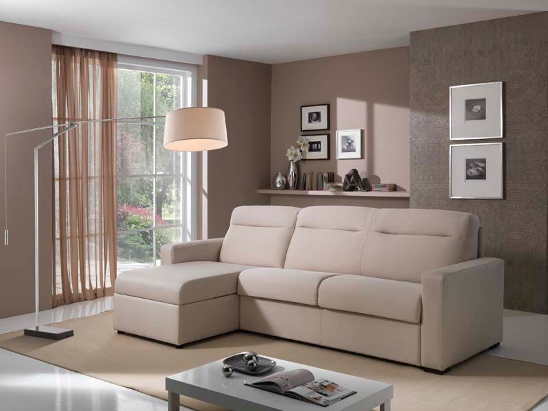 Un soggiorno con un divano e un tavolino da caffè