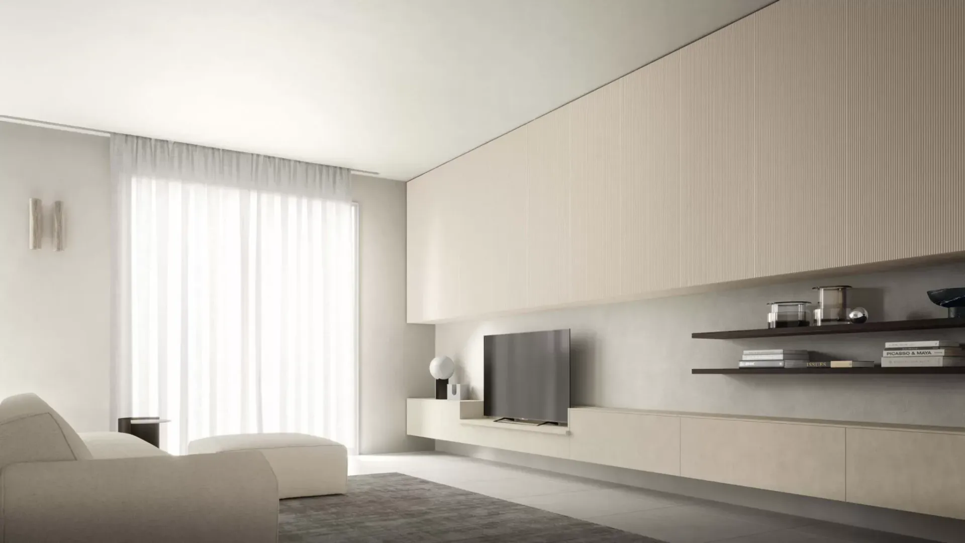 Un soggiorno con un divano e una televisione sulla parete.