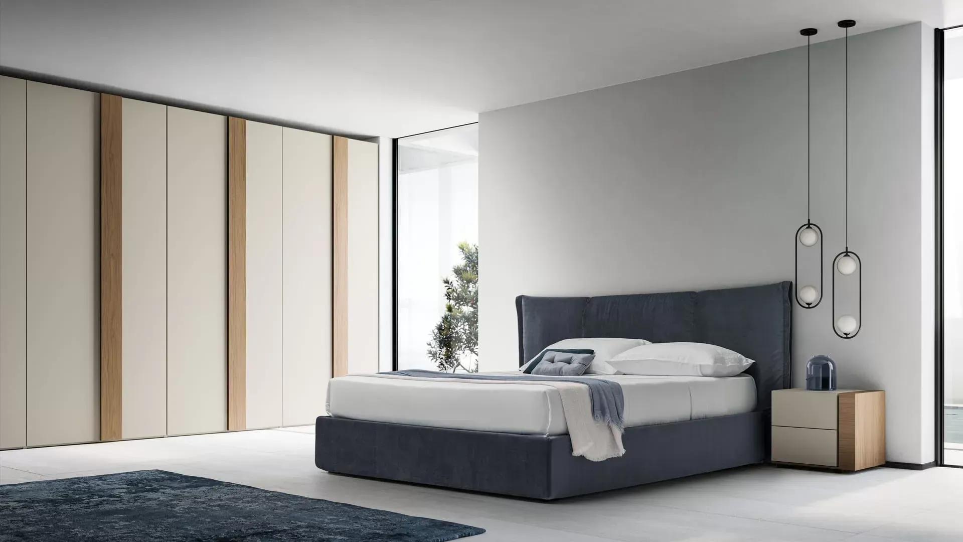 Una camera da letto con un letto grande, comodino e armadi