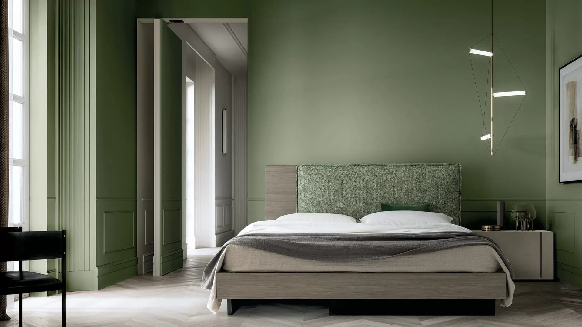 Una camera da letto con pareti verdi e un letto con testiera verde.