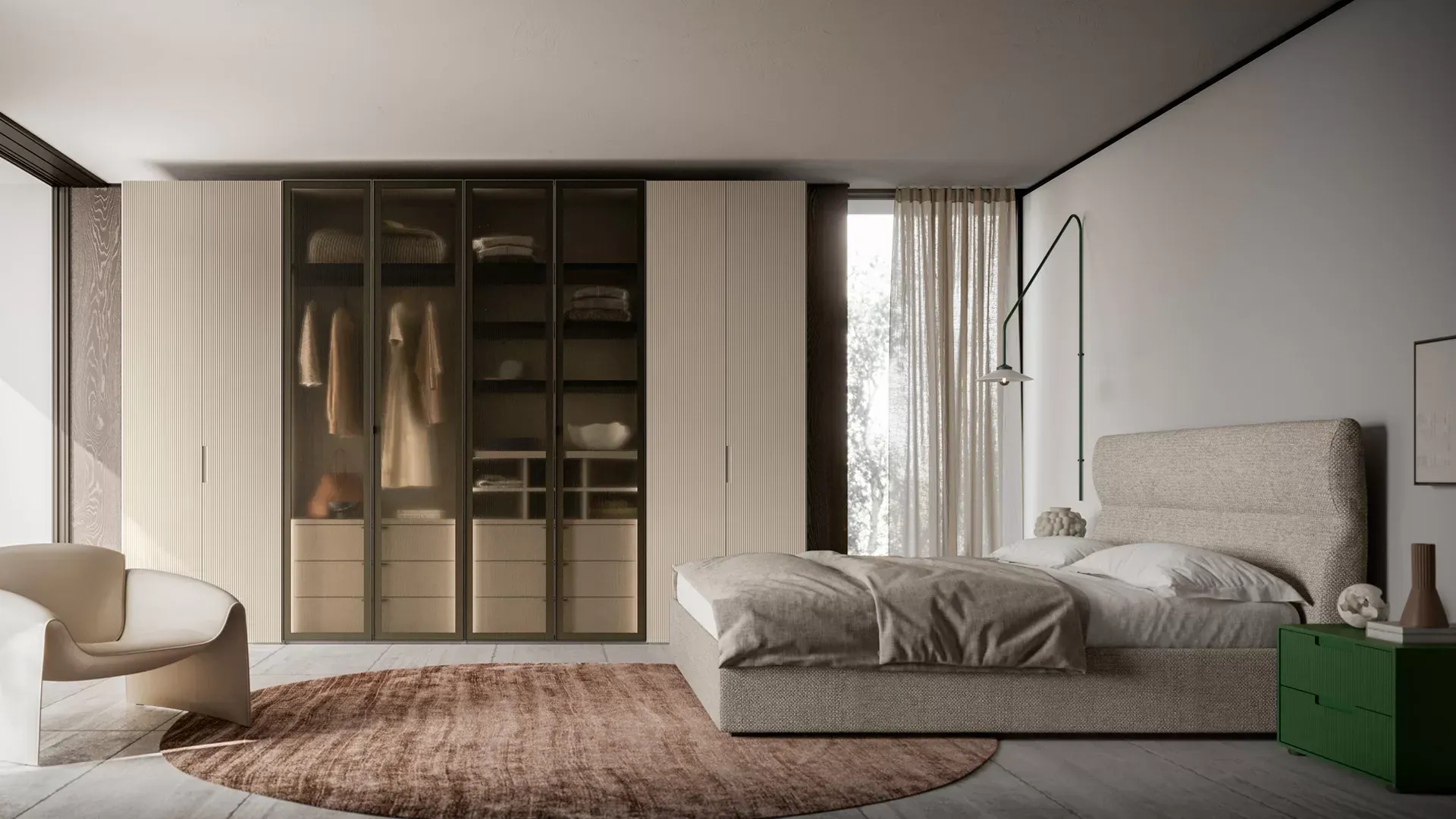 Una camera da letto con un letto, una sedia, un comodino e un armadio.