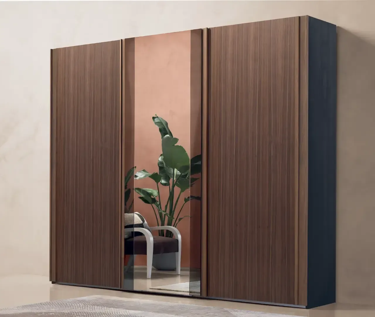 Un armadio con ante scorrevoli e una pianta nell'angolo