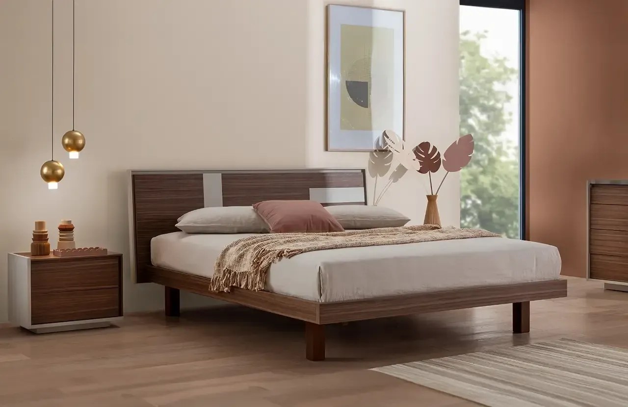 Una camera da letto con un letto, un comodino, una cassettiera e una finestra.