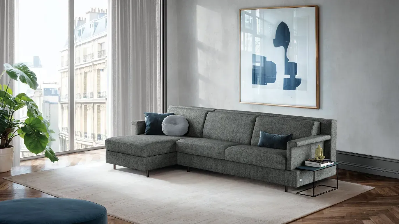 Un soggiorno con un divano e un quadro alla parete.