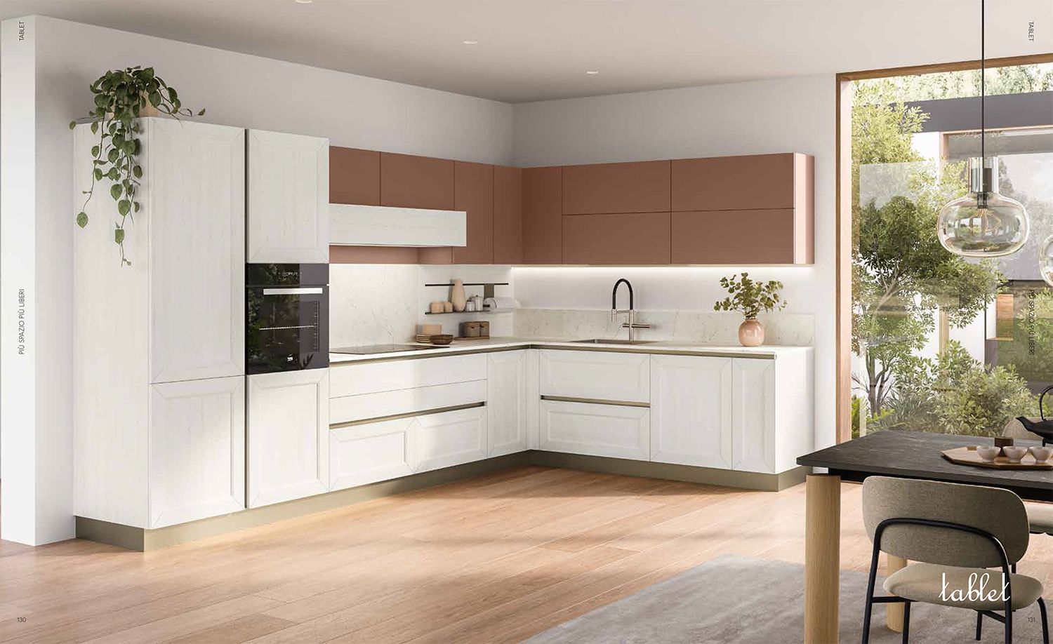 Una cucina con mobili bianchi e mobili marroni e un tavolo