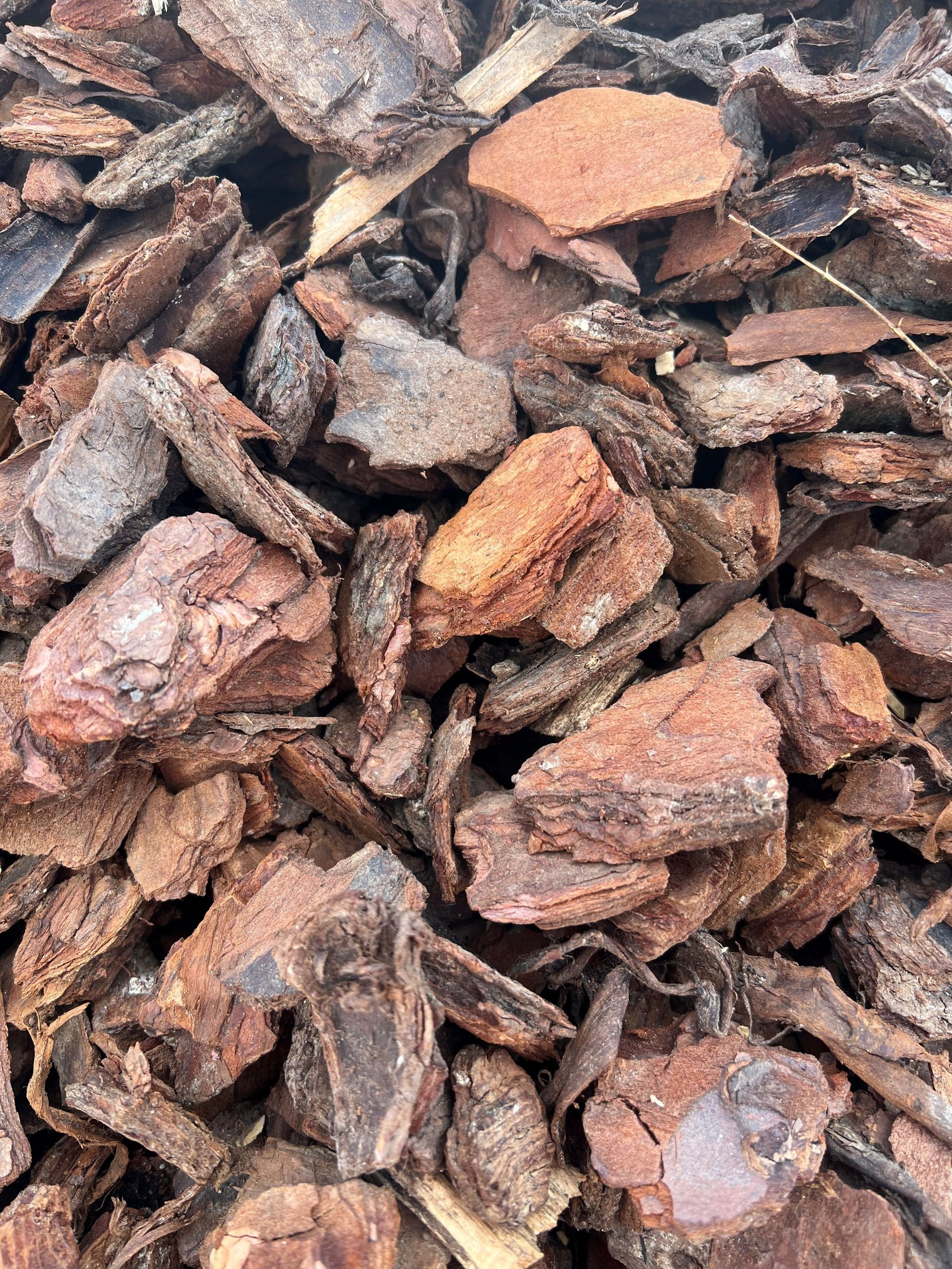 Pile of brown and reddish-brown bark mulch