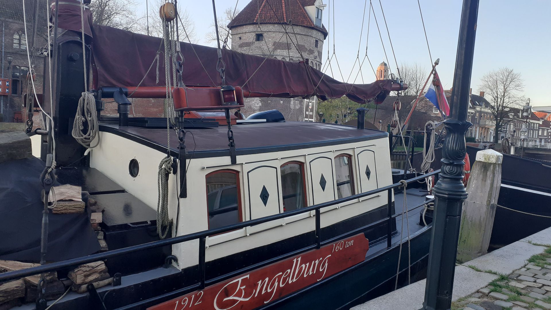 Geniet van ons romantische roefje aan de voet van de torens van de stadsmuur 