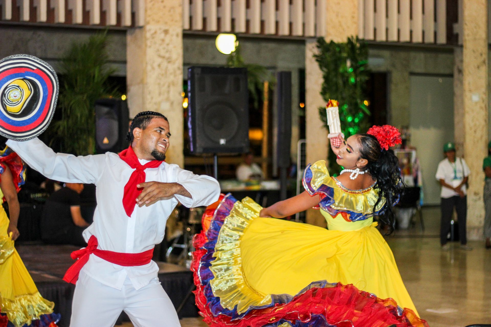 Un hombre y una mujer están bailando en una habitación.