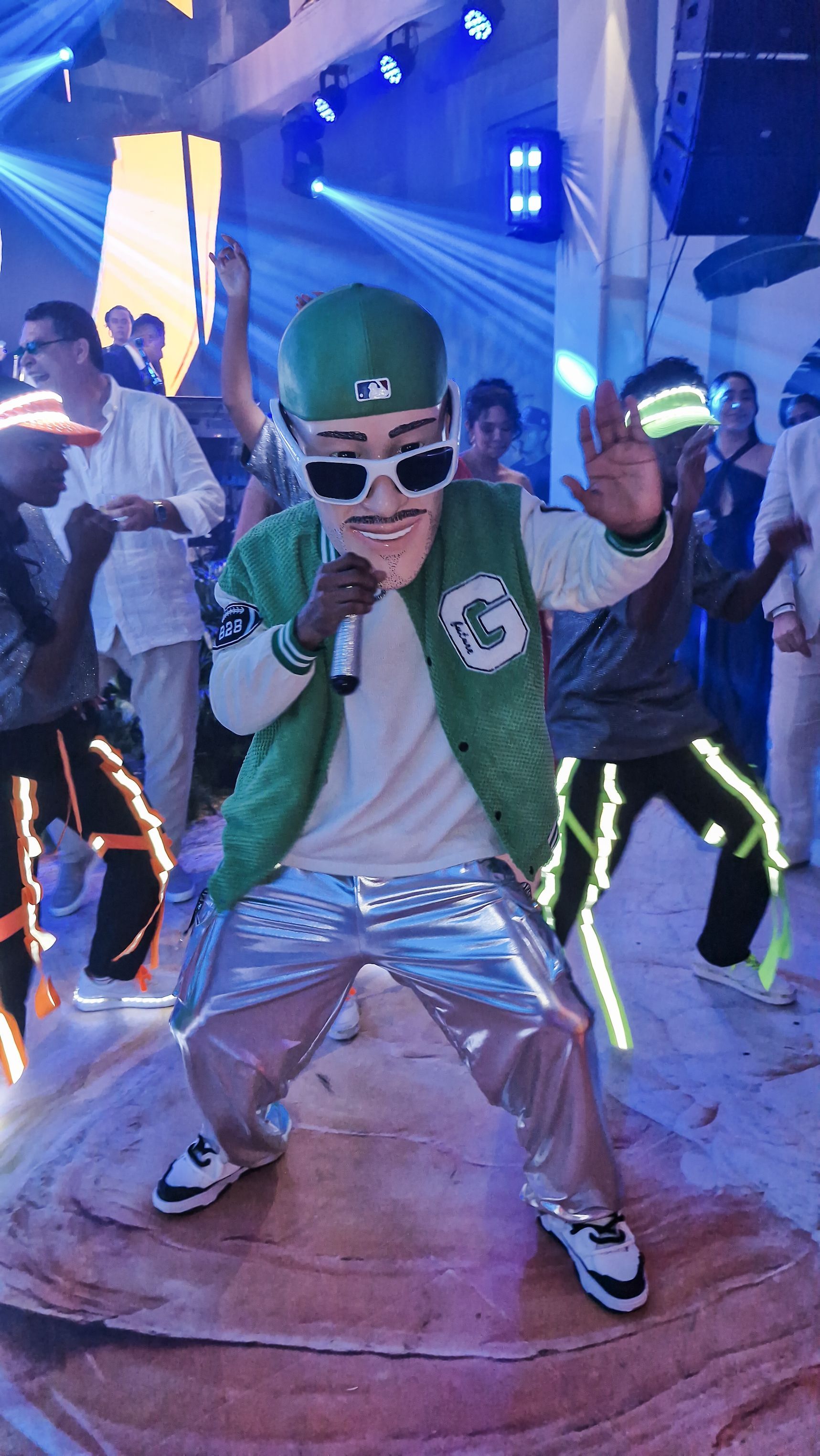 Un hombre disfrazado de mascota está bailando en un club.