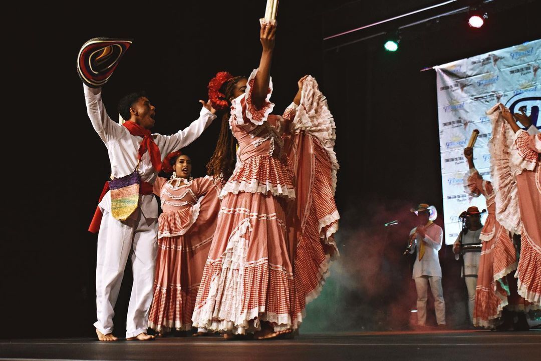 Un grupo de personas está bailando en un escenario.